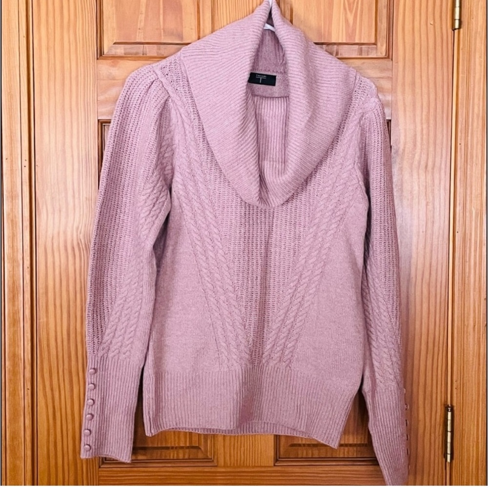 Women’scowl neck sweater